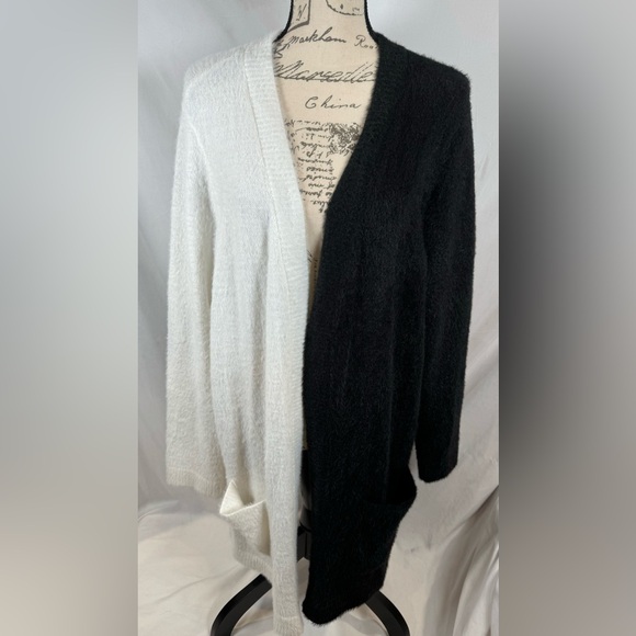 Torrid Disney’s Villains Cruella black and white nylon knit cardigan size 3X - Picture 5 of 11